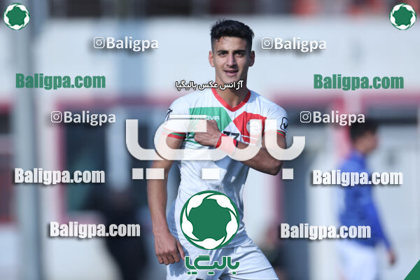 ۲ - ۳ استقلال