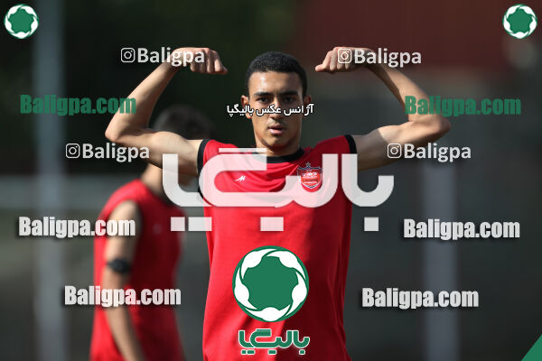 پرسپولیس ۸ - ۱ آرش ری